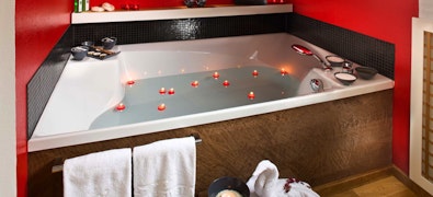 Valentinstag mit Whirlpool-Romantik im Zimmer in der Schweiz